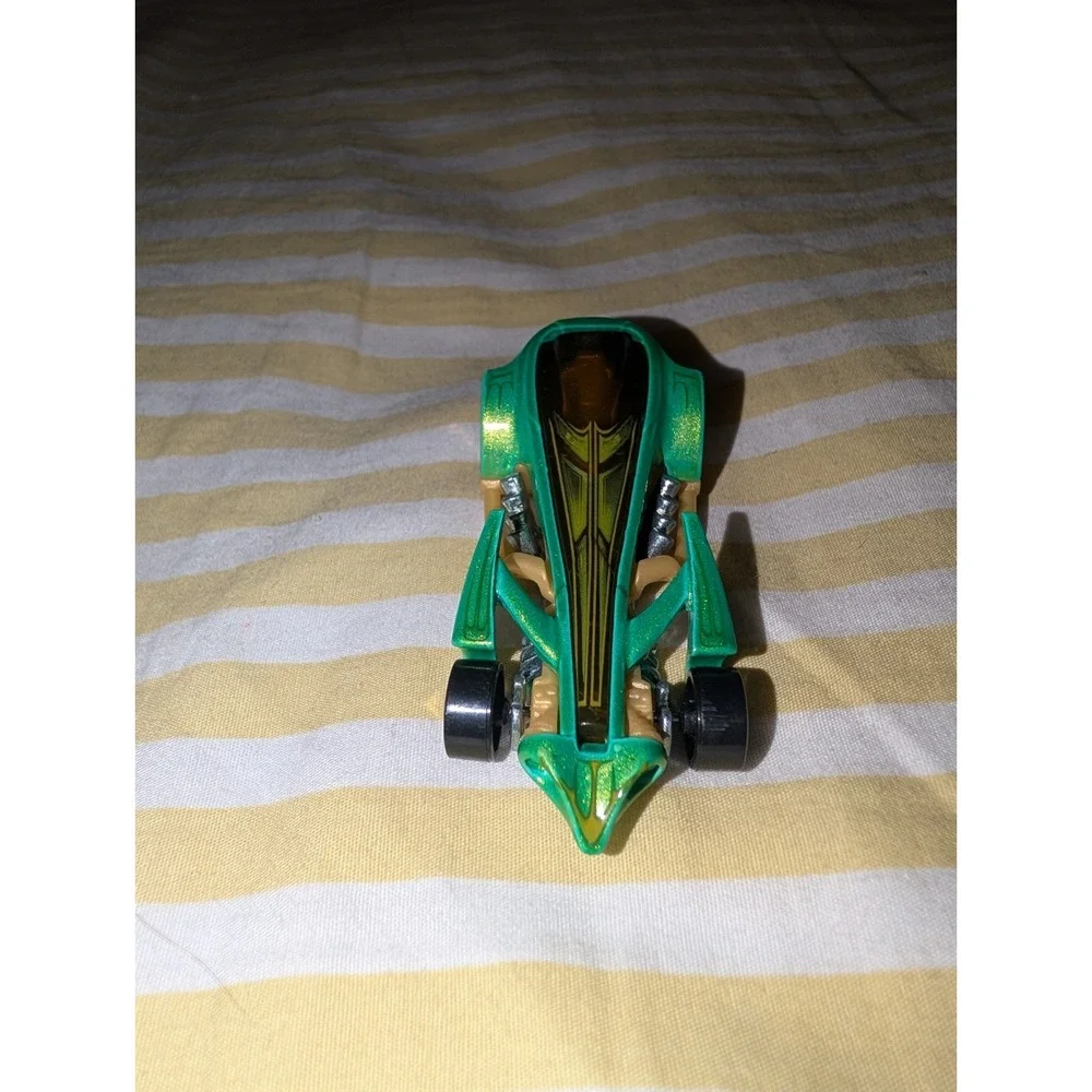Hot Wheels Preying Menace Street Beasts Green 2013 Diecast Car 1:64 Mattel